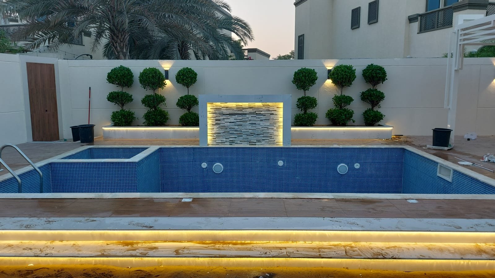 Jumeirah Park — Pool and Jacuzzi