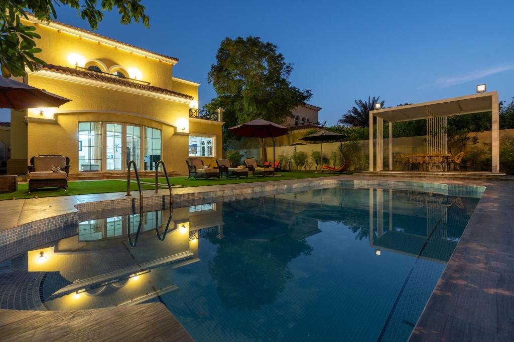 Jumeirah Park — Pool, Pergola, Turf