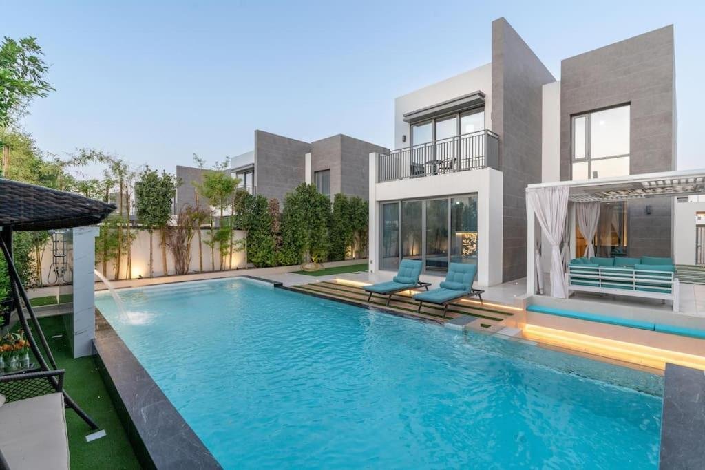 Villanova — Pool, Pergola, Turf